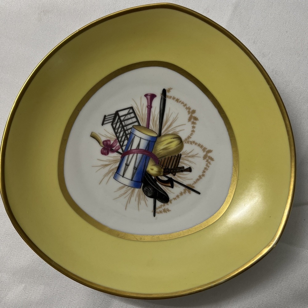 Hutschenreuther Selb Germany 8" Porcelain Vanity Motif Cabinet Plate Gold